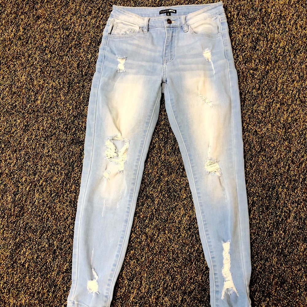 FasionNova Distressed Jeans Sz 5 Skinny Fit